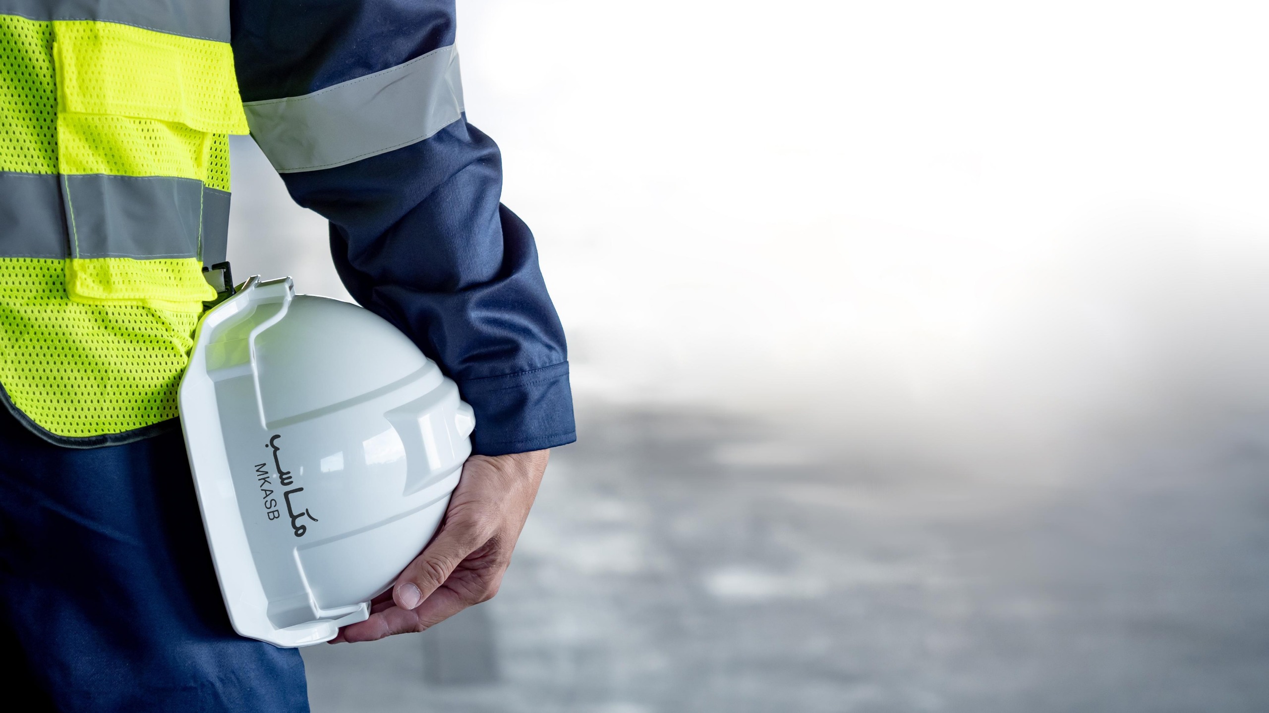 فريق عمل يلتزم بإجراءات السلامة المهنية في موقع العمل