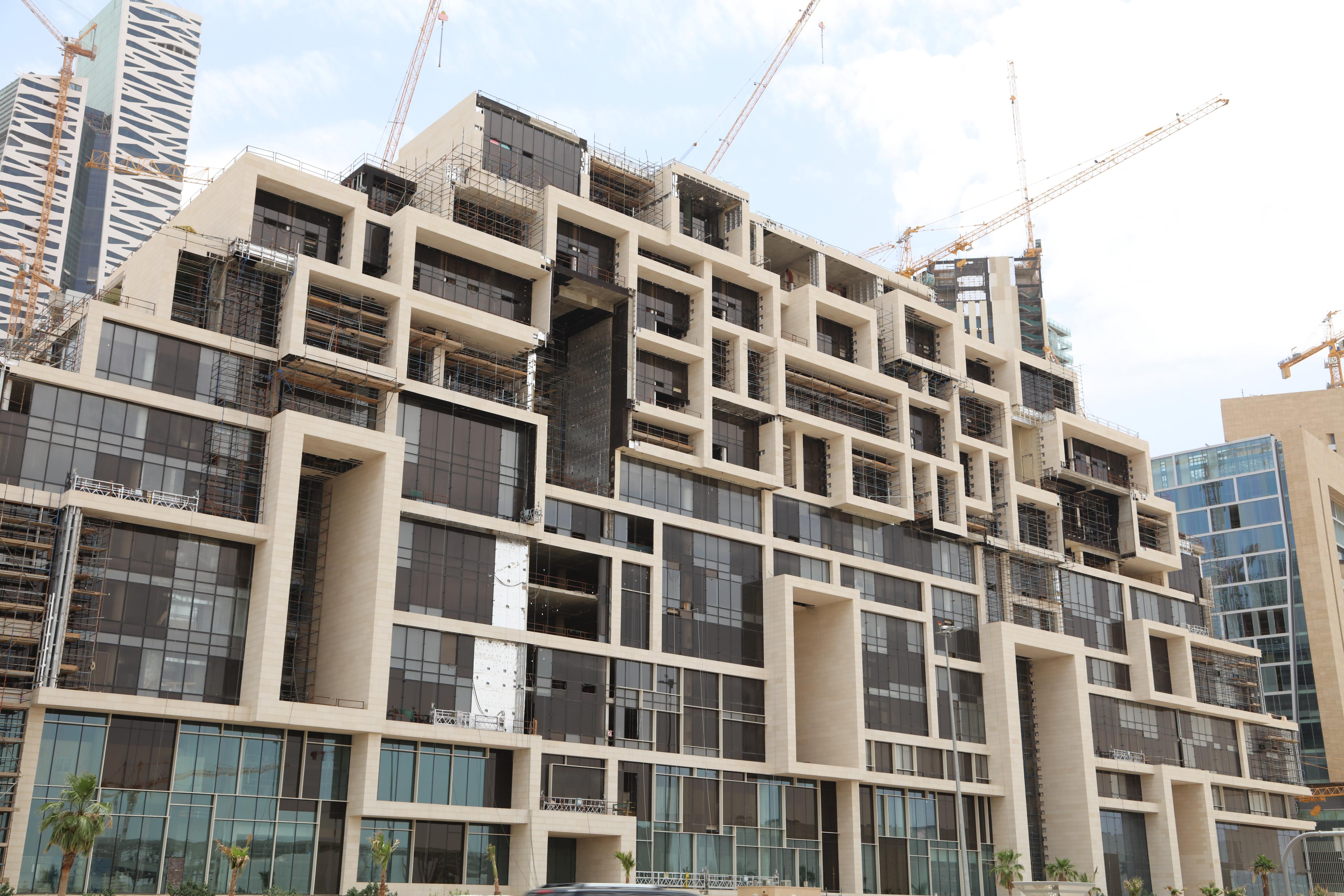 موقع بناء يوضح أعمال الإنشاء والتشييد