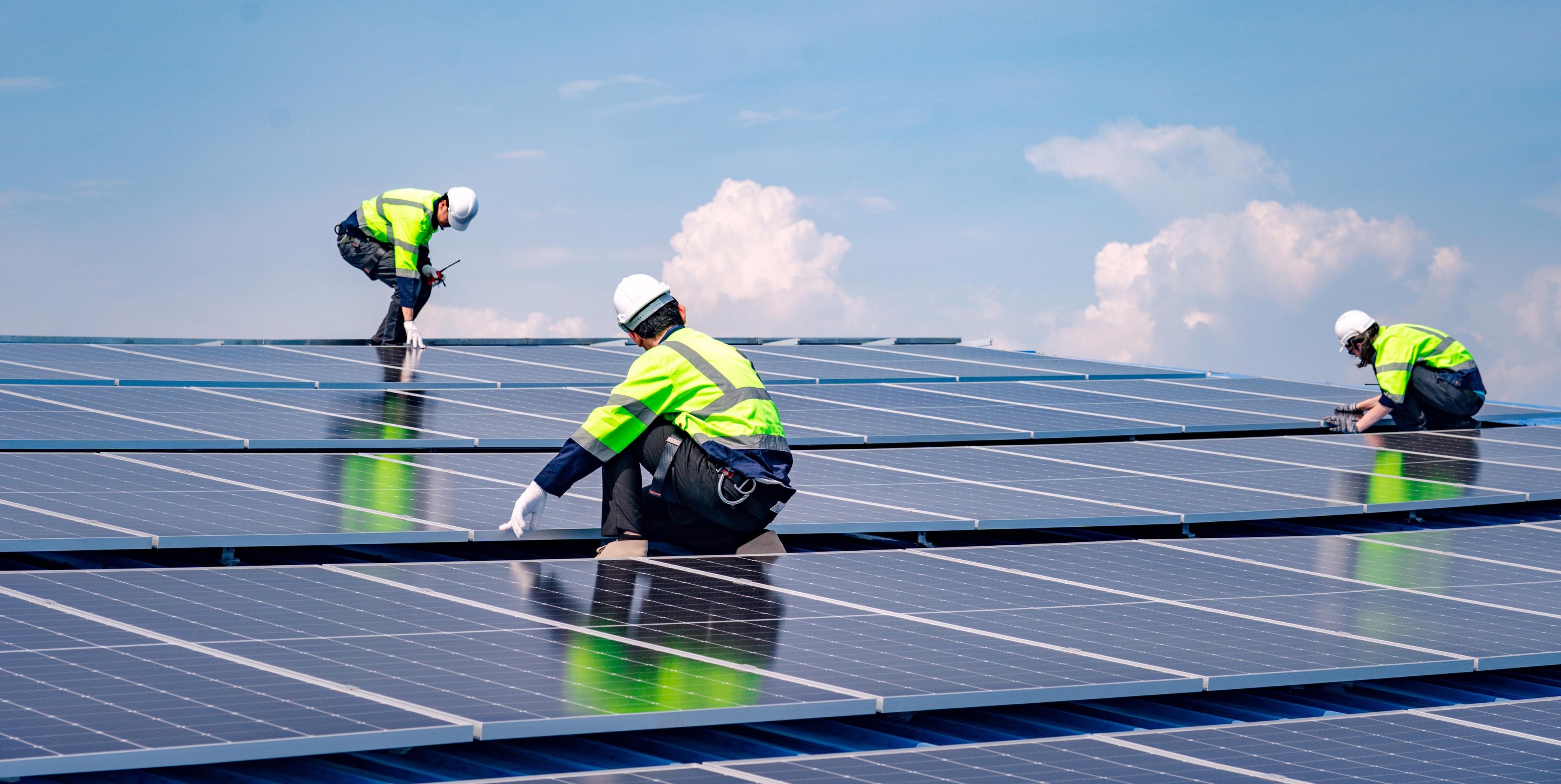 مشاريع طاقة وتعدين منجزة تمتد عبر محطات وشبكات ومواقع تشغيلية