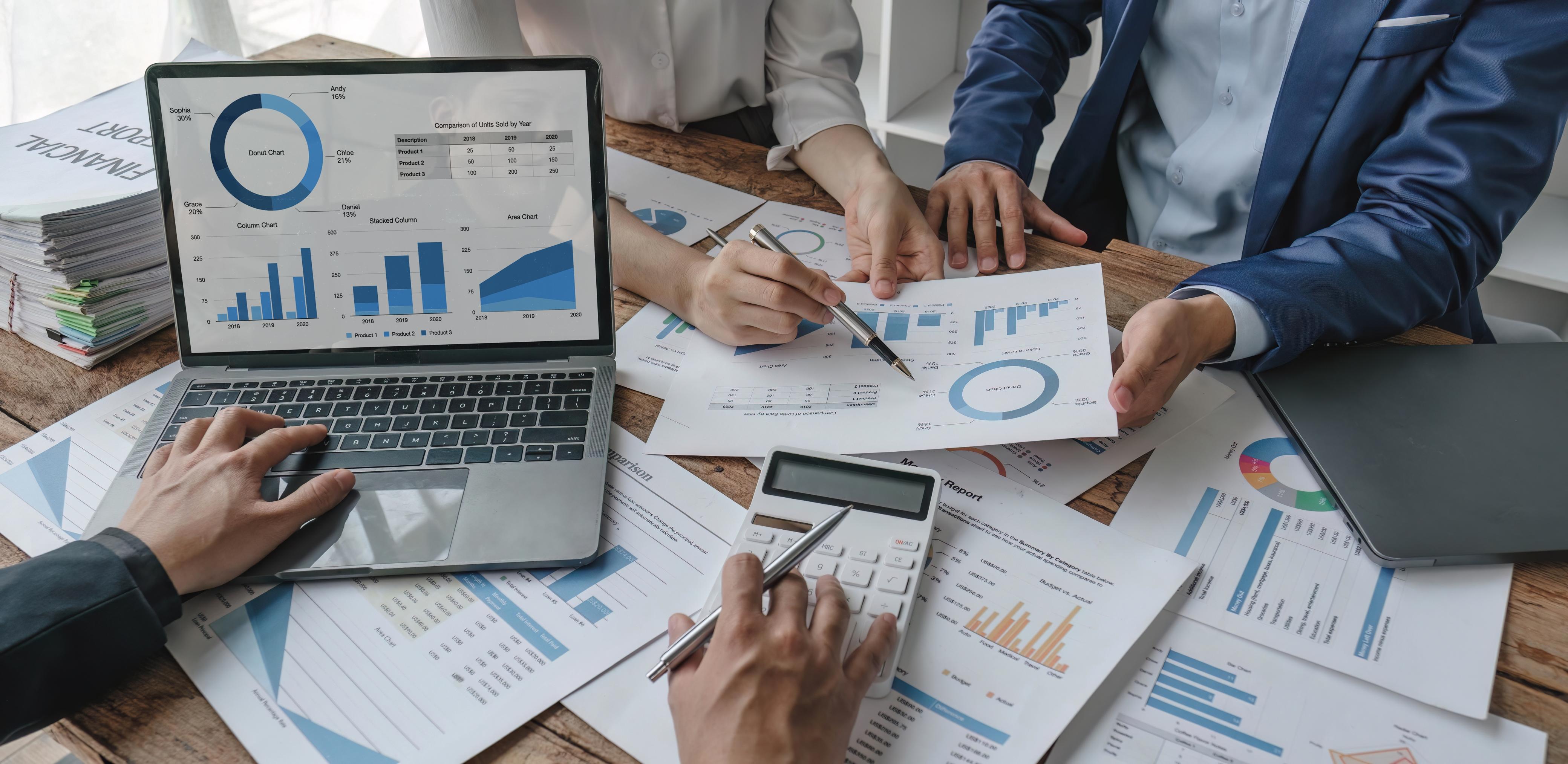 فريق عمل يراجع دراسات ومخططات لمشروع تطويري